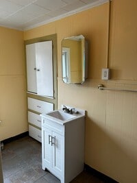 Building Photo - 325 Main St