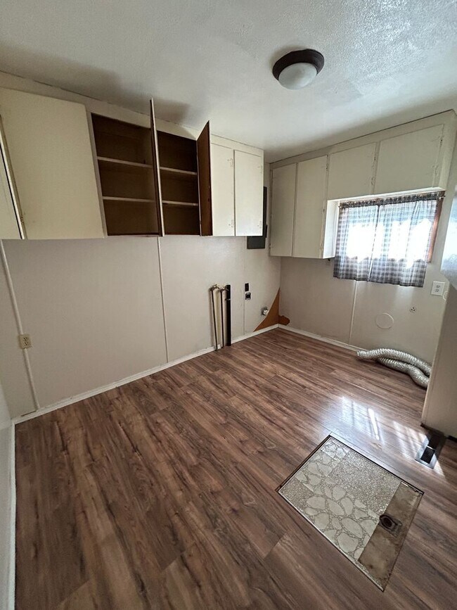 Building Photo - Charming 4 bed/1.5 bath home for rent