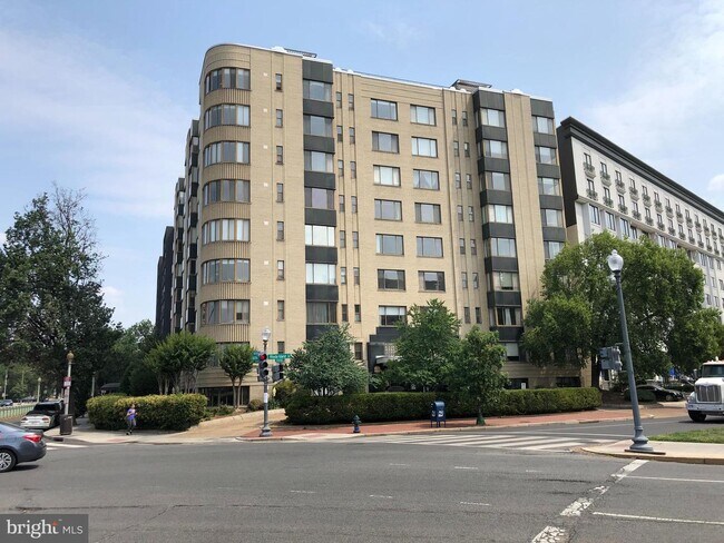 Building Photo - 1 Scott Cir NW