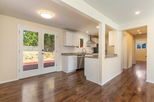 Building Photo - Light-Filled 3BR Home w/ Large Fenced in Yard