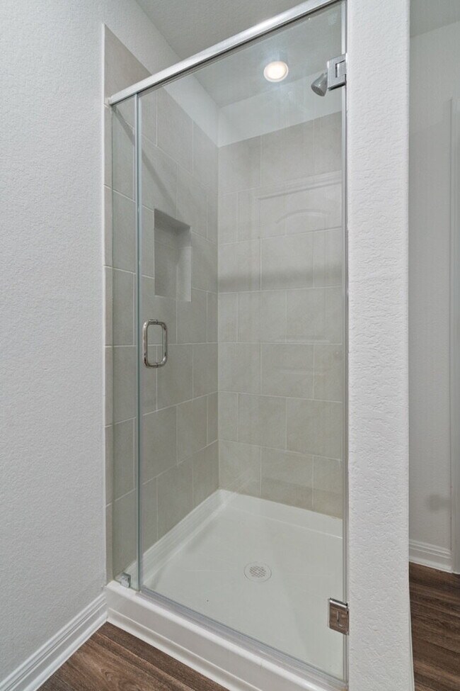 Building Photo - Step into a roomy Elgin residence designed for easy living and everyday convenience.