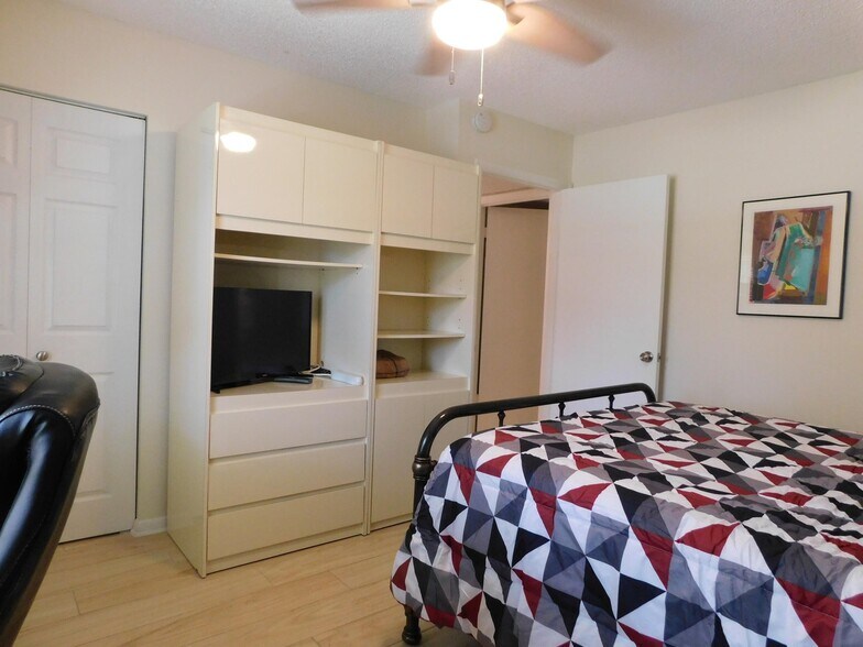 Building Photo - 9285 Vista del Lago