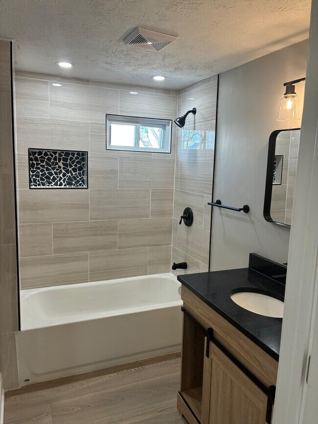 Building Photo - 2721 Woodbridge Ave