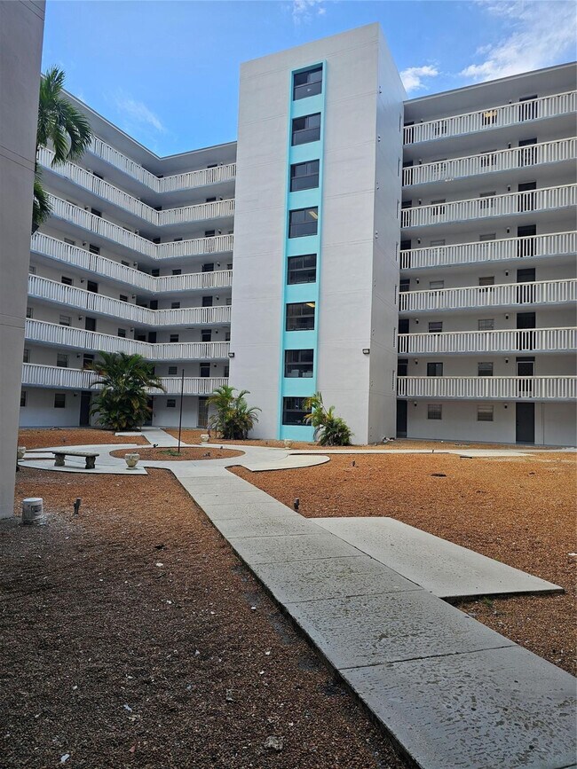 Building Photo - 15600 NW 7th Ave