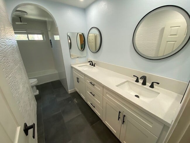 Building Photo - 2640 Ohio Ct