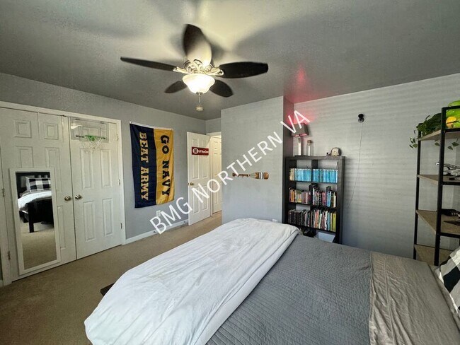 Building Photo - 8930 Kingbird Ct