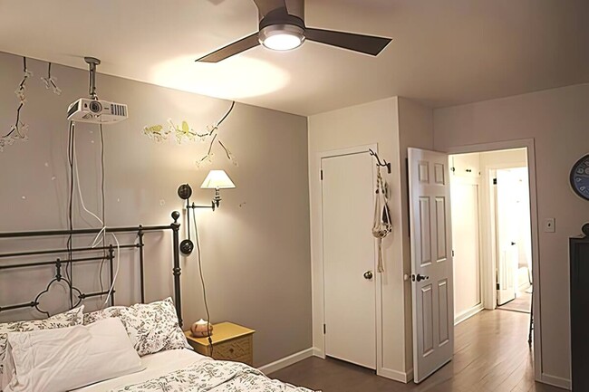 Building Photo - 1720 E 2nd St