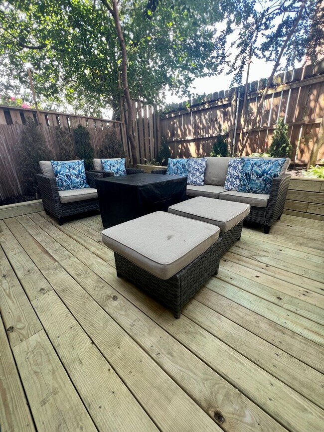 Building Photo - Luxurious 3-Bedroom Townhome in Fairmount!...