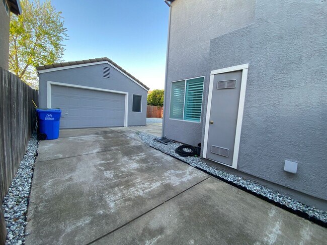 Building Photo - Beautiful & Spacious Home with Modern Touches