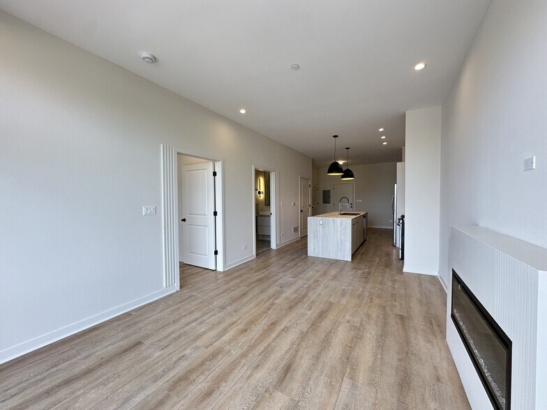 Building Photo - 6340 W Belmont Ave