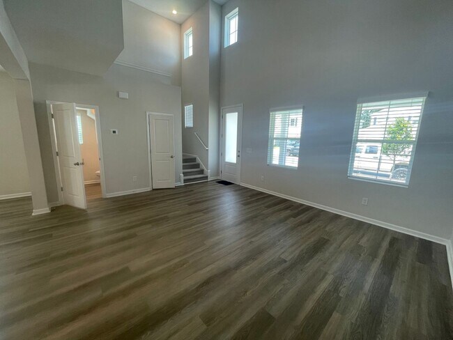 Building Photo - 3 BR Home in River Oaks!