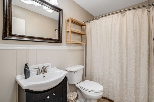 Building Photo - Royal Pines Gem with Private Fenced Yard