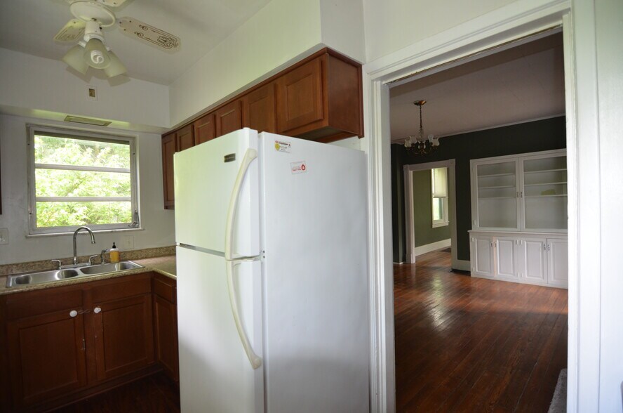 Building Photo - 1085 Church Ave