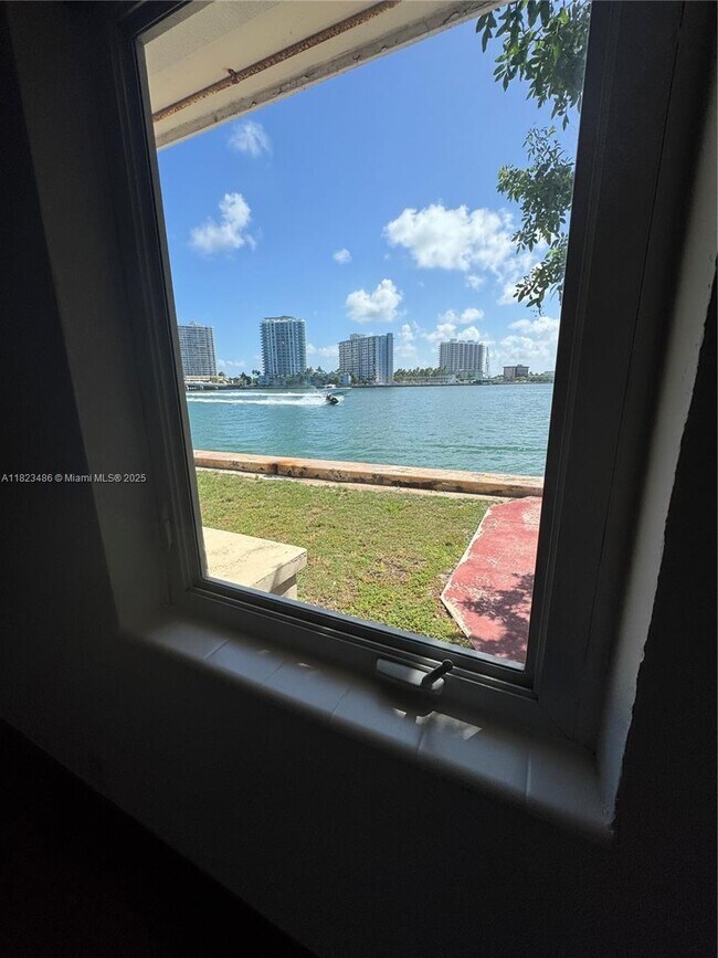 Building Photo - 2170 Bay Dr