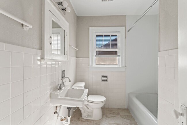 Building Photo - Charming 2-Bedroom Apartment Near UMKC – Hardwood Floors & Pet-Friendly Living in Kansas City $13...