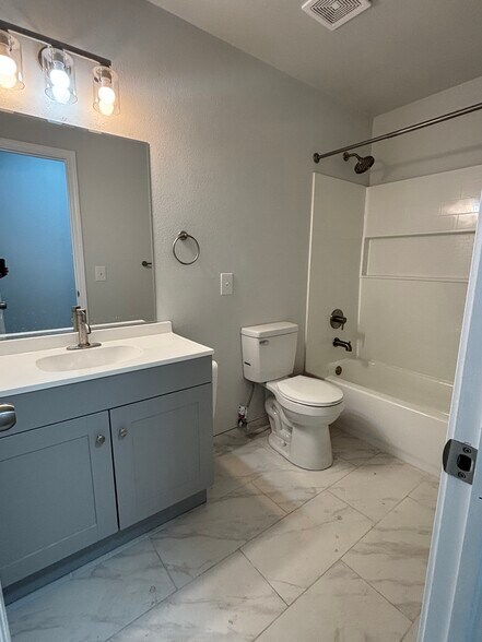 Building Photo - 2101 W Roselawn St