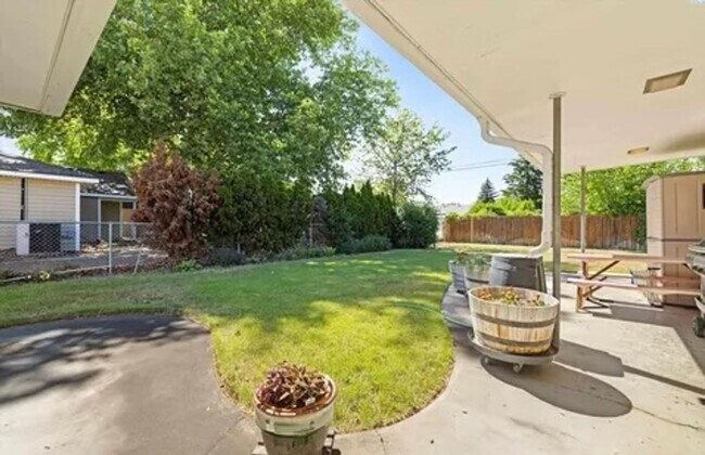 Building Photo - Spacious 4-Bedroom Home with Solar Panels in Richland