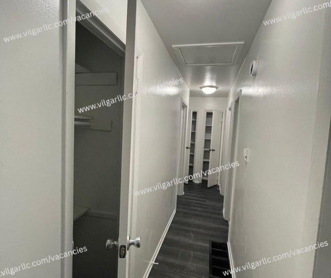 Building Photo - 3 spacious bedrooms, 2 full bathrooms home...