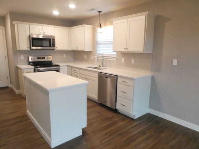 Building Photo - 3 Bedroom 2 Bath Home- Off Green Meadows Rd