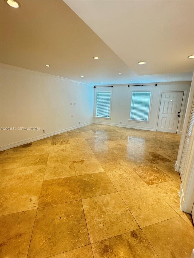 Building Photo - 3920 Woodside Dr