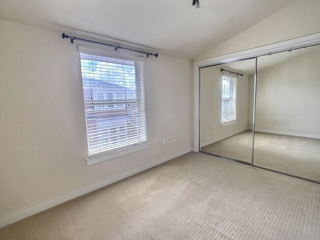 Building Photo - Ideally Located 3 Bedroom Townhouse with Cahill Park Views