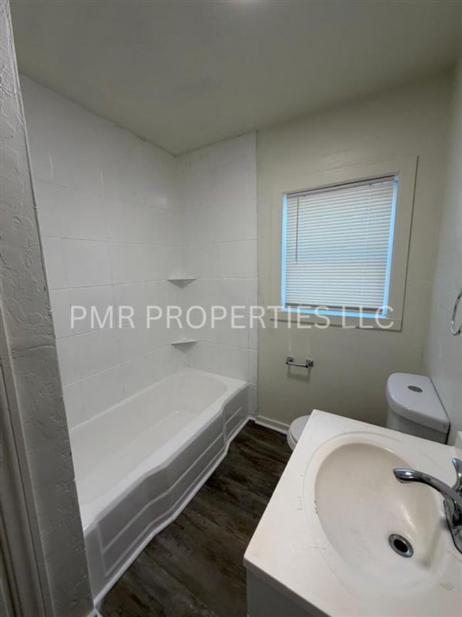 Building Photo - 2 Bedroom /1 Bathroom- House