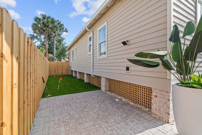 Building Photo - 28 W Castillo Dr