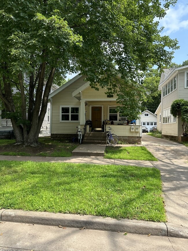 Building Photo - 3 Bed 1 Bath near UWEC! Available June 1st!