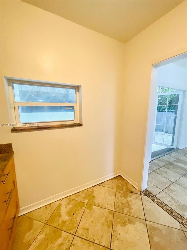 Building Photo - 1020 SW 36th Ct