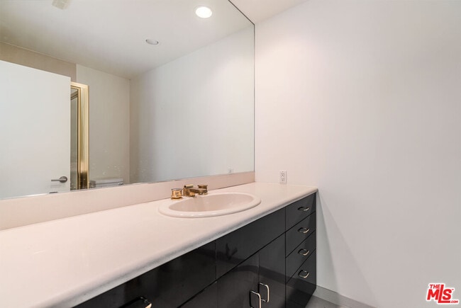 Building Photo - 811 N Hillcrest Rd