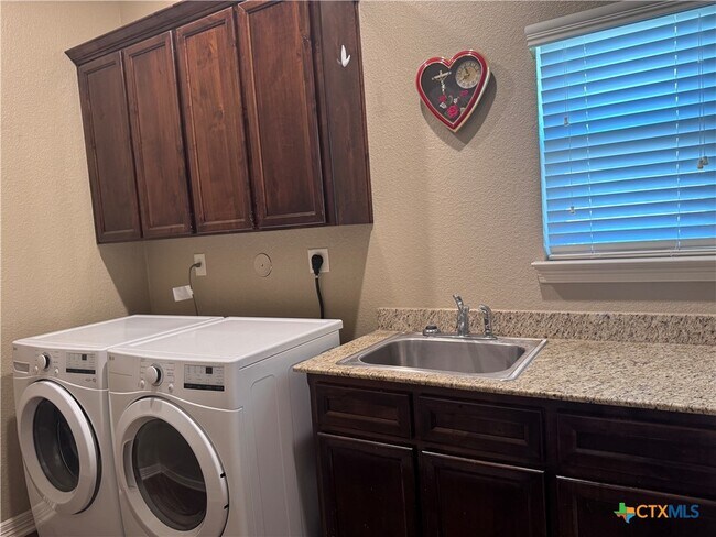 Building Photo - 2033 Catkins Ln