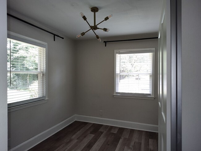 Building Photo - Move-in ready Ranch Style Home Located in ...