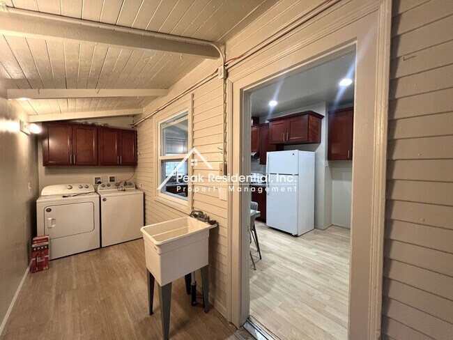 Building Photo - Charming 3bd/1ba Midtown Apartment-Must See!