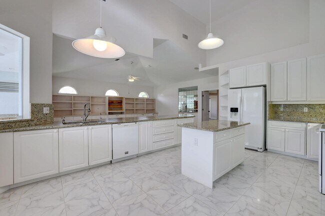 Building Photo - 8028 Plantation Lakes Dr