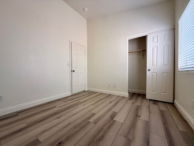 Building Photo - Beautiful open concept remodeled 3 bedroom...