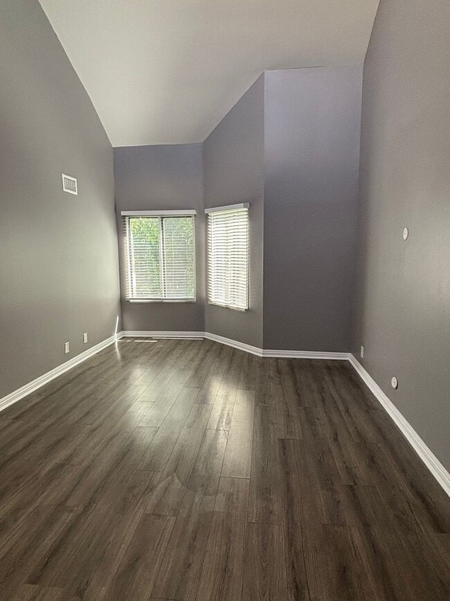 Building Photo - Two Masters Plus Loft Updated Condo in Long Beach