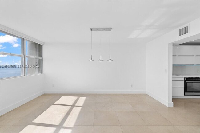 Building Photo - 1420 Brickell Bay Dr