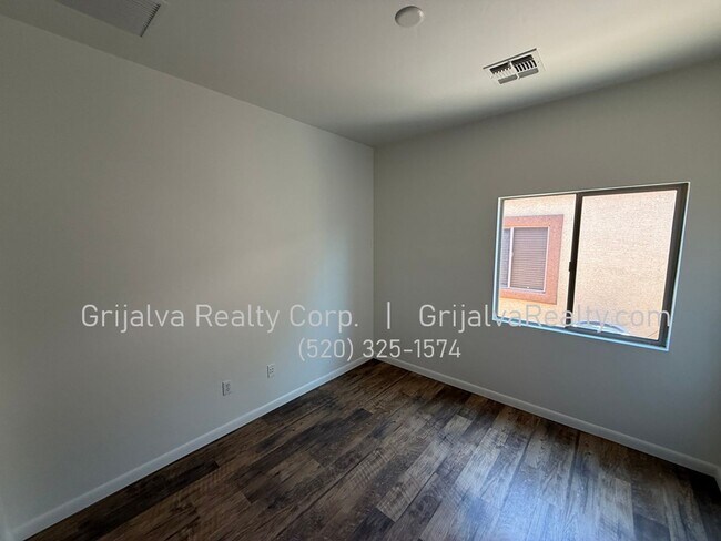 Building Photo - 880 West Calle Valenciana