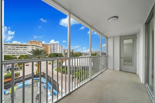Building Photo - 100 Golden Isles Dr