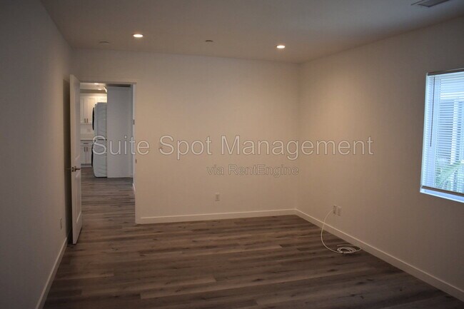 Building Photo - 815 Lees Ave