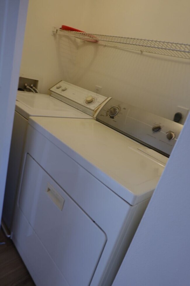 Building Photo - End Unit Condo Near Fort Eustis For Rent