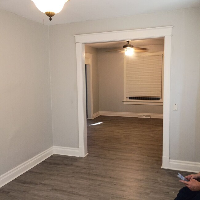 Building Photo - Cute Update 2 bedroom in convenient location!
