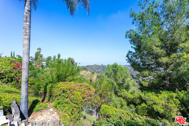 Building Photo - 2536 Roscomare Rd