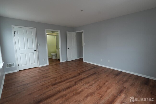 Building Photo - 421 Waterford Dr