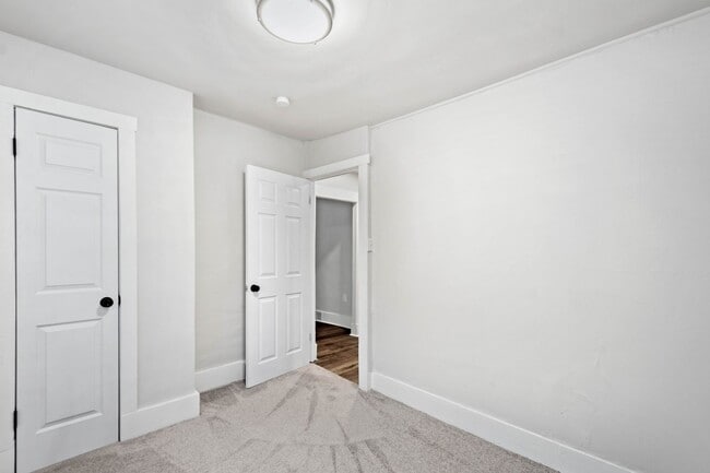 Building Photo - SCORE 50% OFF 1ST MONTH'S RENT IF SIGNED BY DEC 19! Stunning 4 bedroom home in Mt. Washington ava...