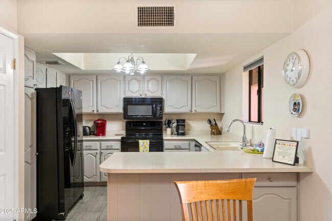 Building Photo - 4303 E Cactus Rd