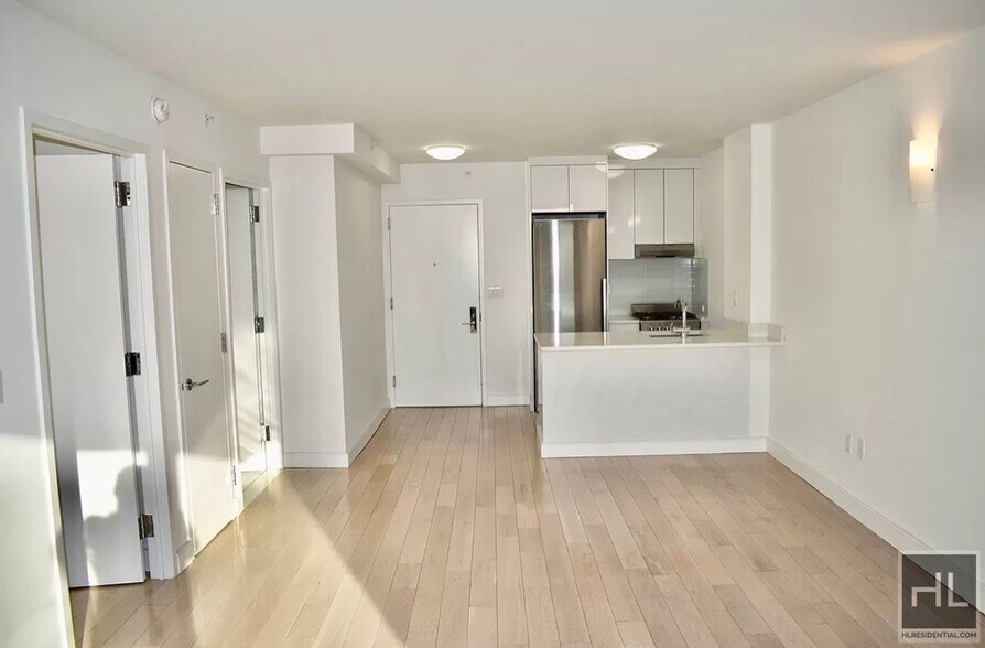 Building Photo - Gorgeous rent stabilized 1 bedroom apartment spanning 700 sq with private balcony, dishwasher, mi...