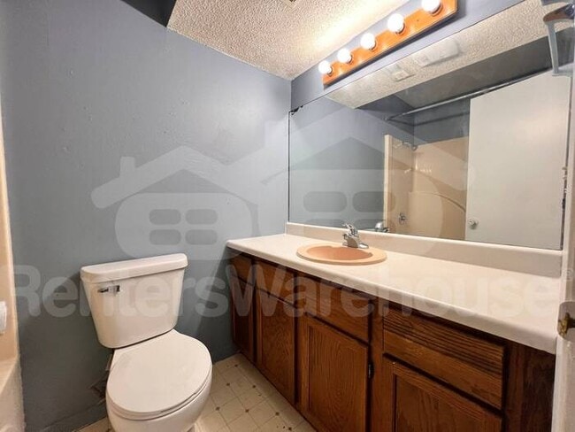 Building Photo - Spacious 2 Bedroom Duplex