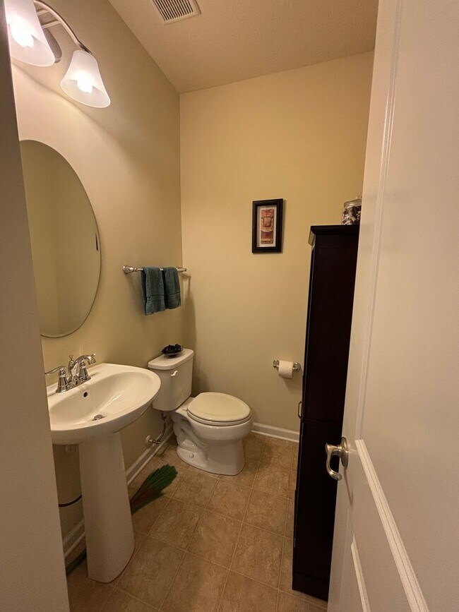 Building Photo - 3 Bedroom Townhome - Carnegie!