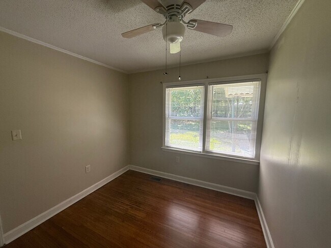 Building Photo - Three bedroom, 1 bath house in Burlington
